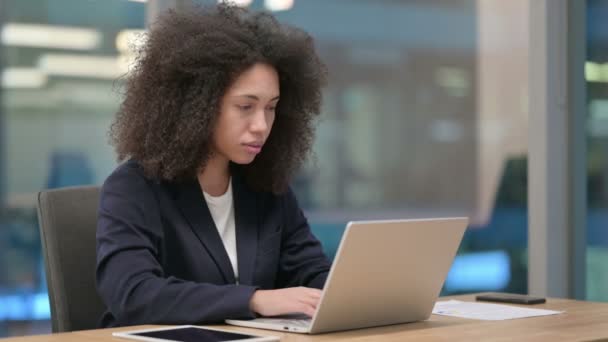Empresária Africana com Laptop Celebrando o Sucesso — Vídeo de Stock