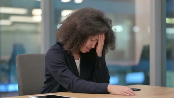 African Businesswoman uczucie zaniepokojenia siedząc w biurze — Wideo stockowe