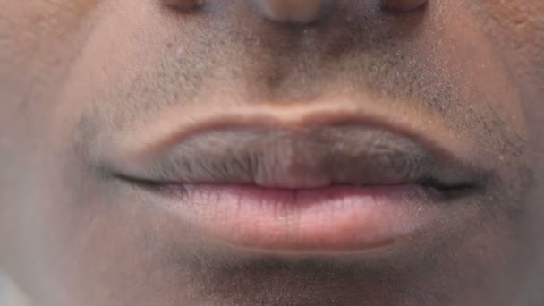 Nahaufnahme lächelnder Lippen afrikanischer Männer — Stockvideo