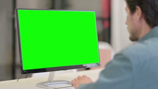 Mann benutzt Desktop mit grünem Chroma-Keyscreen — Stockvideo