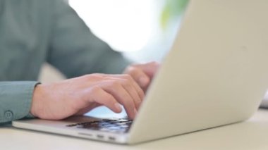 Dizüstü bilgisayarda yazan Orta yaşlı adamın ellerine yaklaş 