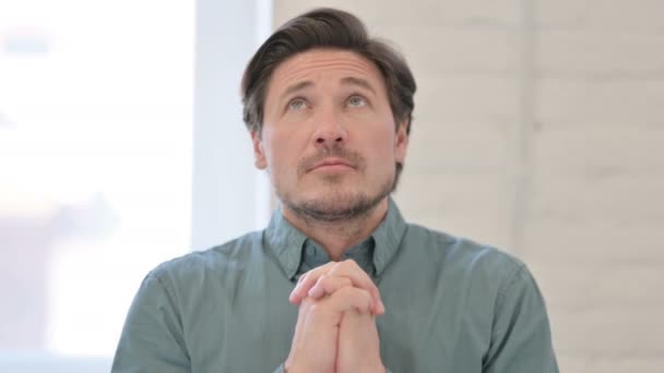 Portretul unui bărbat de vârstă mijlocie care se roagă cu ochii închiși — Videoclip de stoc
