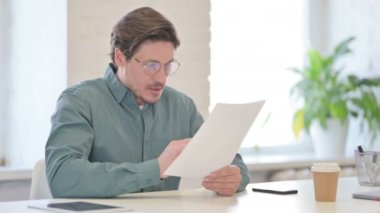 Belgelerde Başarıyı Kutlayan Orta Yaşlı Adam