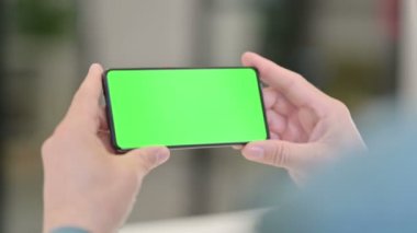 Orta Yaşlı Adam Krom Ekran ile Akıllı Telefon Kullanıyor 