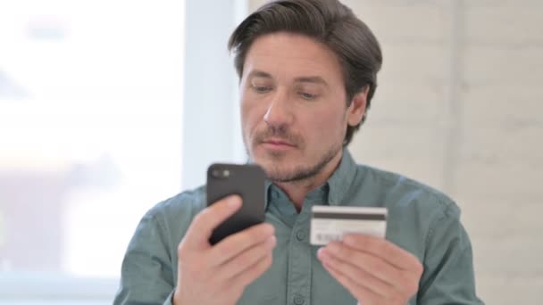 Portrét muže středního věku s úspěšným online nakupováním na Smartphone — Stock video