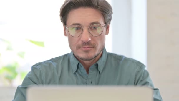 Πορτρέτο του μεσήλικας άνθρωπος με φορητό υπολογιστή Εμφάνιση αντίχειρες μέχρι σημάδι — Αρχείο Βίντεο