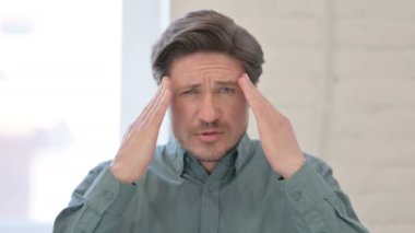 Orta yaşlı bir adamın baş ağrısı portresi