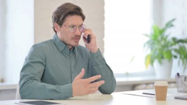 Öfkeli Orta Çağ Adamı Ofiste Akıllı Telefonla Konuşuyor 