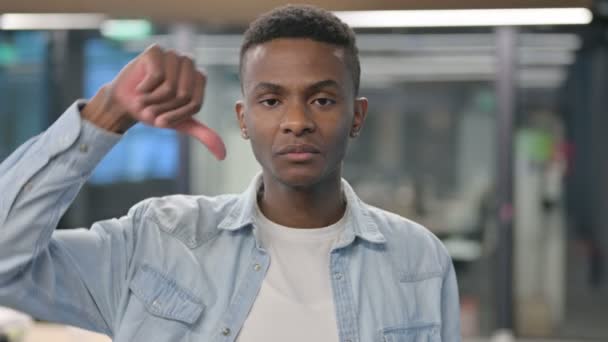Portrét palce dolů gesto od afrického muže — Stock video