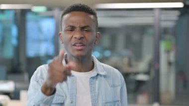 Kızgın Afrikalı Adam 'ın portresi Tartışıyor, Savaşıyor 
