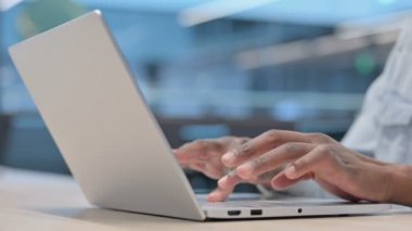 Dizüstü bilgisayarda yazan Afrikalı Adamı Kapat 