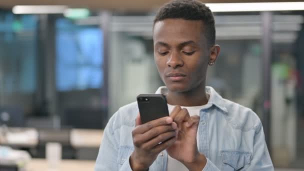 Retrato de la pérdida del hombre africano en el teléfono inteligente — Vídeos de Stock