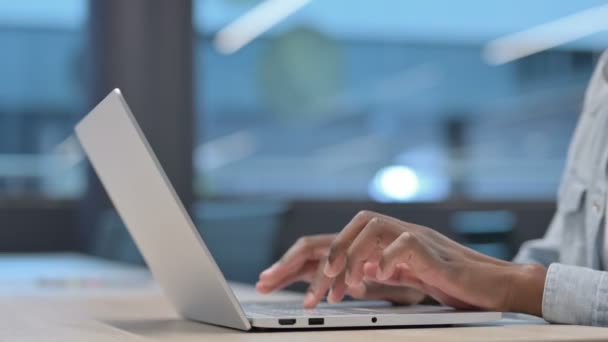 Mãos perto do homem africano digitando no laptop — Vídeo de Stock