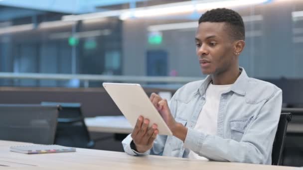 Exitoso hombre africano celebrando en la tableta — Vídeo de stock