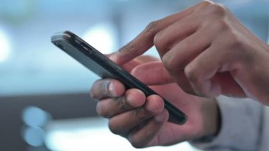 Akıllı telefon kullanan Afrikalı adamın ellerini kapat