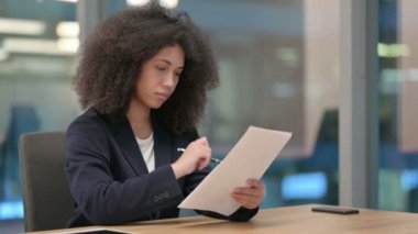 Afrikalı İş Kadını İş yerinde Belgeler Okuyor 