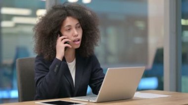 Bilgisayarlı Afrikalı İş Kadını Akıllı Telefonla Konuşuyor 