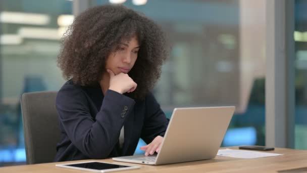 Empresária Africana Pensando usando Laptop — Vídeo de Stock