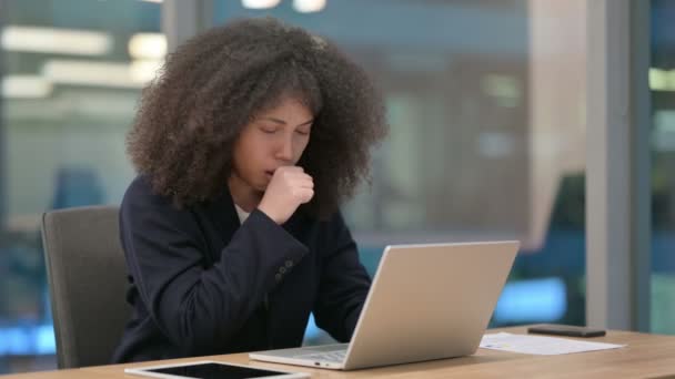 Mujer de negocios africana con tos en el ordenador portátil — Vídeo de stock