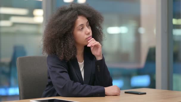 Afrikaans zakenvrouw zitten in Office en denken — Stockvideo