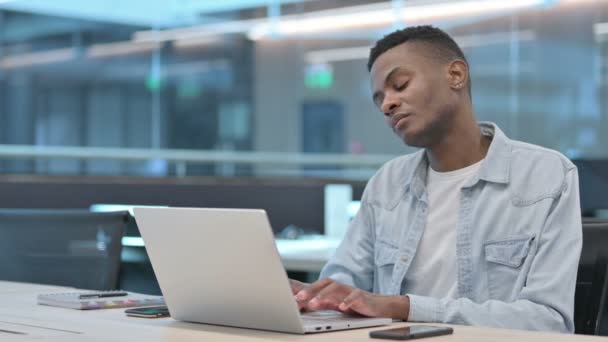 Afrikaner mit Laptop hat Nackenschmerzen — Stockvideo