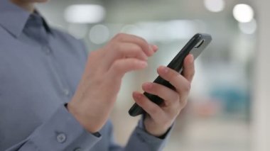 Akıllı telefon kullanan Hintli kadının ellerine yaklaş 