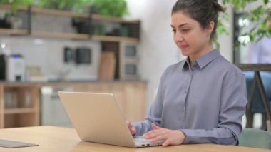 Dizüstü bilgisayarda kutlama yapan başarılı genç Hintli kadın 