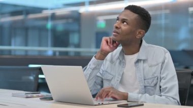 Dizüstü bilgisayarlı Afrikalı Çalışırken Düşünüyor 