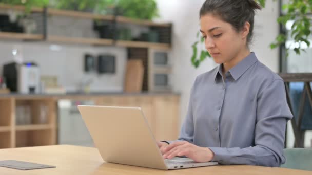 Ung indisk kvinna som arbetar på laptop i Office — Stockvideo