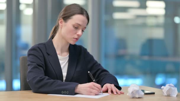 Joven empresaria tratando de escribir en papel en la oficina — Vídeos de Stock