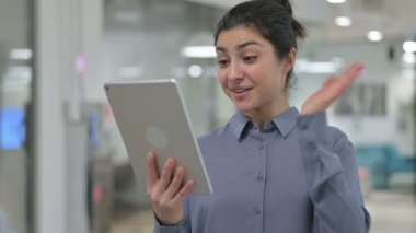 Tabletteki Görüntü Çağrısı Genç Hintli Kadın 