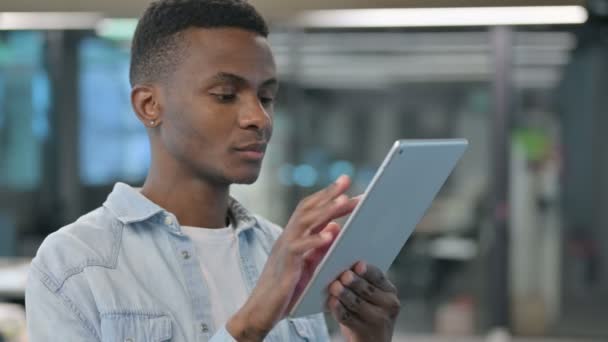 Retrato de Homem Africano usando Tablet Digital — Vídeo de Stock