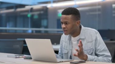 Laptop 'u olan Afrikalı Adam Kayıp, Başarısız 