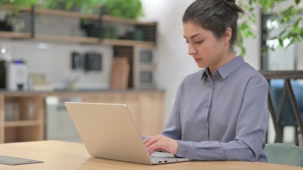 Mulher indiana com dor no pescoço ao usar Laptop — Vídeo de Stock