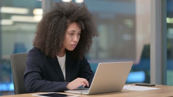 Empresária Africana Falando em Video Chat no Laptop — Vídeo de Stock