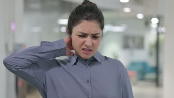 Retrato de una joven india con dolor de cuello — Vídeos de Stock
