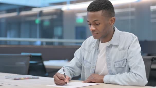 Homem Africano Pensivo Escrevendo sobre Papel, Pensando — Vídeo de Stock