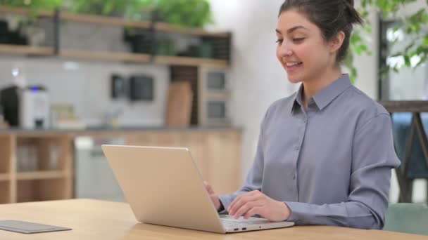 Mujer india joven hablando en videollamada en el ordenador portátil — Vídeos de Stock