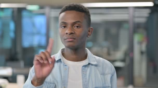 Πορτρέτο του χωρίς σημάδι από τον αφρικανό άνθρωπο από το δάχτυλο Shake — Αρχείο Βίντεο