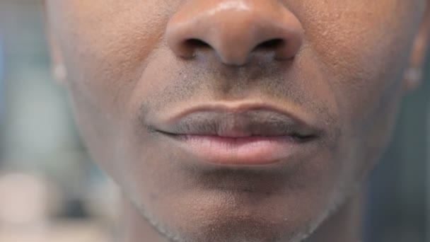 Close-up van glimlachende Afrikaanse man — Stockvideo