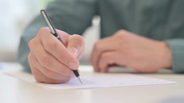 Primer plano de las manos del hombre de mediana edad escribiendo en papel — Vídeo de stock