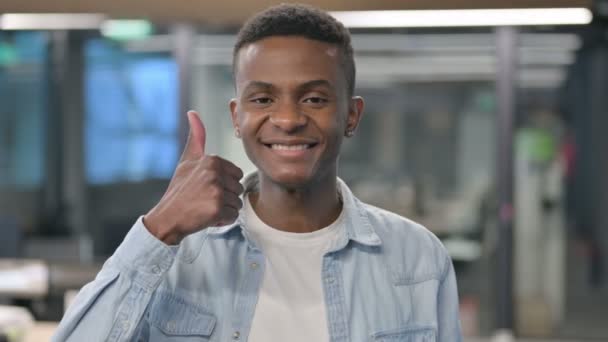 Retrato de homem africano mostrando polegares para cima sinal — Vídeo de Stock