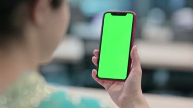 Krom Anahtar Ekranlı Akıllı Telefon kullanan Hintli Kadın 