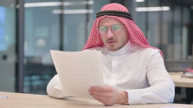 Belgeleri okurken Ortaçağ Arap Erkeği Kaybına Tepki Veriyor 