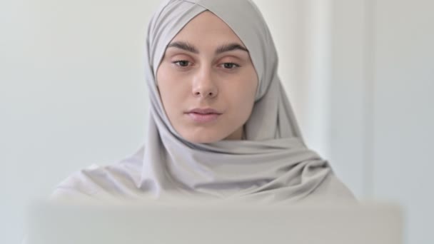 Araberin arbeitet am Laptop — Stockvideo