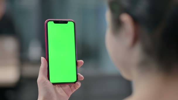 Mujer india usando Smartphone con pantalla verde — Vídeos de Stock