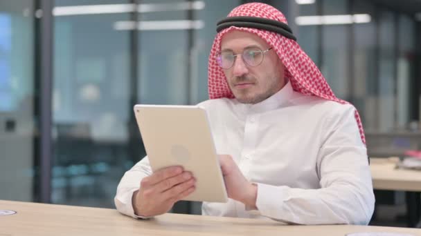 Успешный арабский мужчина средних лет празднует на планшете — стоковое видео
