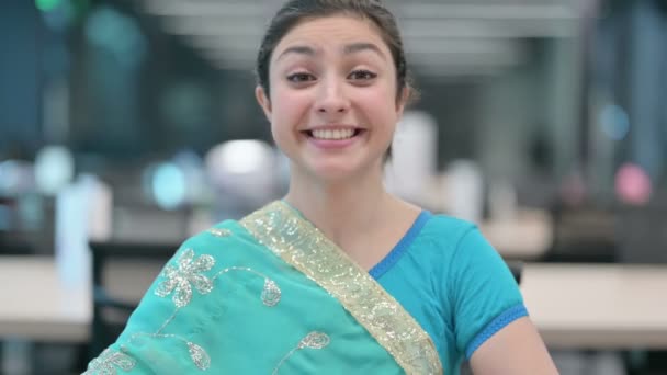 Kopfschütteln als Ja-Geste einer Inderin — Stockvideo