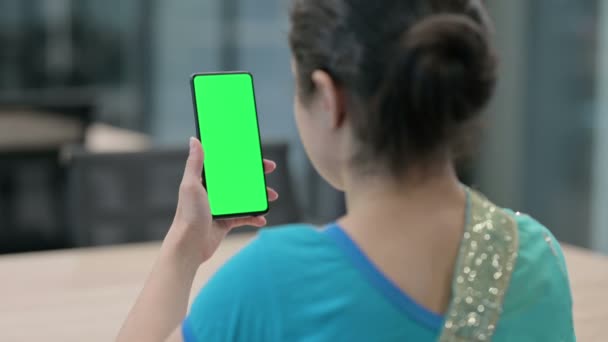 使用带有Chroma键屏幕的智能手机的印度妇女 — 图库视频影像