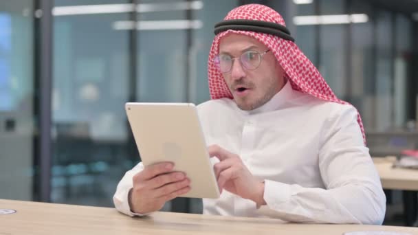 Hombre árabe de mediana edad reaccionando a la pérdida en la tableta — Vídeo de stock